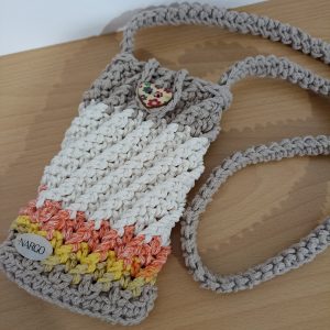 Πλεκτό παιδικό τσαντάκι κινητού σε μπεζ και εκρού απόχρωση! Κατασκευασμένο από βαμβακερό νήμα υψηλής ποιότητας. Ιδανική επιλογή και για δώρο!!!