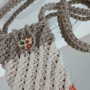 Πλεκτό παιδικό τσαντάκι κινητού σε μπεζ και εκρού απόχρωση! Κατασκευασμένο από βαμβακερό νήμα υψηλής ποιότητας. Ιδανική επιλογή και για δώρο!!!