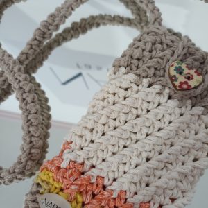 Πλεκτό παιδικό τσαντάκι κινητού σε μπεζ και εκρού απόχρωση! Κατασκευασμένο από βαμβακερό νήμα υψηλής ποιότητας. Ιδανική επιλογή και για δώρο!!!