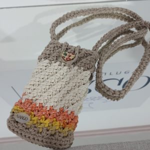 Πλεκτό παιδικό τσαντάκι κινητού σε μπεζ και εκρού απόχρωση! Κατασκευασμένο από βαμβακερό νήμα υψηλής ποιότητας. Ιδανική επιλογή και για δώρο!!!