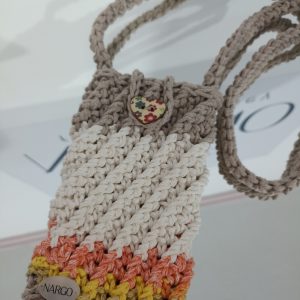 Πλεκτό παιδικό τσαντάκι κινητού σε μπεζ και εκρού απόχρωση! Κατασκευασμένο από βαμβακερό νήμα υψηλής ποιότητας. Ιδανική επιλογή και για δώρο!!!