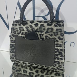 Γυναικεία λεοπάρ τσάντα χειρός / ώμου / χιαστί σε μαύρο-γκρι με μεταλλικά στοιχεία σε χρυσή απόχρωση. Κατασκευασμένη από PU οικολογικό δέρμα με εφέ λεοπάρ γούνας.