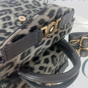 Γυναικεία λεοπάρ τσάντα χειρός / ώμου / χιαστί σε μαύρο-γκρι με μεταλλικά στοιχεία σε χρυσή απόχρωση. Κατασκευασμένη από PU οικολογικό δέρμα με εφέ λεοπάρ γούνας.