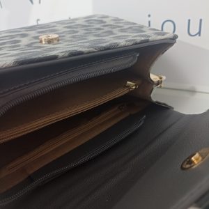 Γυναικεία λεοπάρ τσάντα χειρός / ώμου / χιαστί σε μαύρο-γκρι με μεταλλικά στοιχεία σε χρυσή απόχρωση. Κατασκευασμένη από PU οικολογικό δέρμα με εφέ λεοπάρ γούνας.