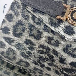 Γυναικεία λεοπάρ τσάντα χειρός / ώμου / χιαστί σε μαύρο-γκρι με μεταλλικά στοιχεία σε χρυσή απόχρωση. Κατασκευασμένη από PU οικολογικό δέρμα με εφέ λεοπάρ γούνας.