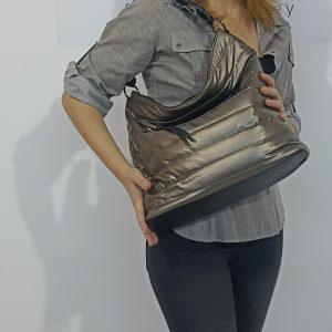 Γυναικεία τσάντα ώμου / χιαστί puffer σε μπεζ καφέ απόχρωση με μαύρες λεπτομέρειες.