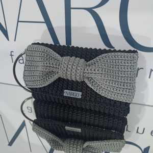 Χειροποίητη πλεκτή μαύρη τσάντα φάκελος με γκρι φιόγκο και μαύρα μεταλλικά στοιχεία.