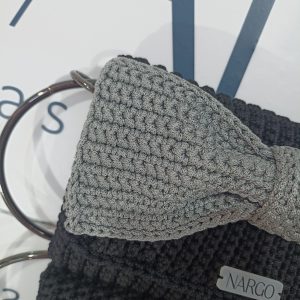 Χειροποίητη πλεκτή μαύρη τσάντα φάκελος με γκρι φιόγκο και μαύρα μεταλλικά στοιχεία.