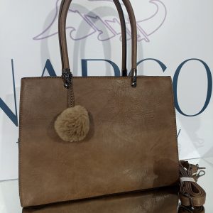 Γυναικεία τσάντα tote ώμου σε καφέ απόχρωση με μαύρα μεταλλικά στοιχεία.