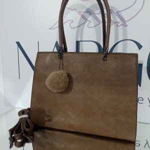 Γυναικεία τσάντα tote ώμου σε καφέ απόχρωση με μαύρα μεταλλικά στοιχεία.