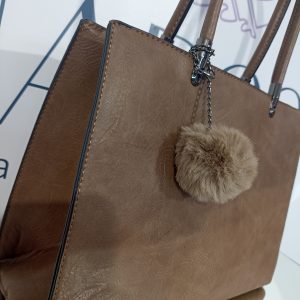 Γυναικεία τσάντα tote ώμου σε καφέ απόχρωση με μαύρα μεταλλικά στοιχεία.