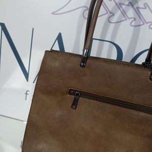 Γυναικεία τσάντα tote ώμου σε καφέ απόχρωση με μαύρα μεταλλικά στοιχεία.