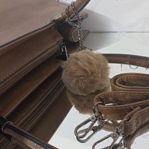 Γυναικεία τσάντα tote ώμου σε καφέ απόχρωση με μαύρα μεταλλικά στοιχεία.