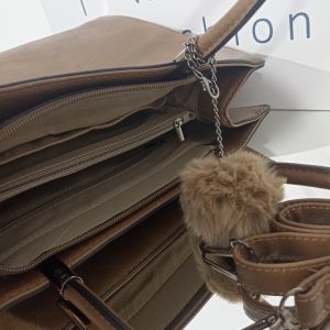 Γυναικεία τσάντα tote ώμου σε καφέ απόχρωση με μαύρα μεταλλικά στοιχεία.