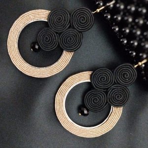 Χειροποίητα στρογγυλά σκουλαρίκια σουτάζ σε μαύρο με μπεζ