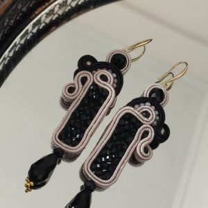 Χειροποίητα κρεμαστά σκουλαρίκια σουτάζ σε μπεζ με μαύρο