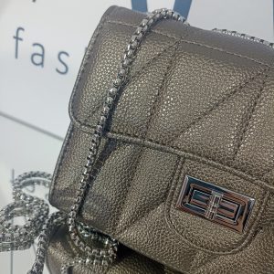 Γυναικεία καπιτονέ τσάντα ώμου / χιαστί σε μπρονζέ απόχρωση.