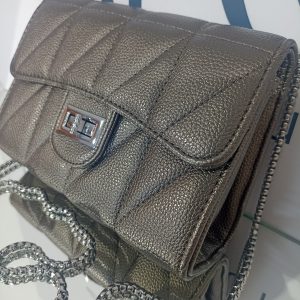 Γυναικεία καπιτονέ τσάντα ώμου / χιαστί σε μπρονζέ απόχρωση.