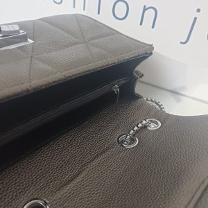 Γυναικεία καπιτονέ τσάντα ώμου / χιαστί σε μπρονζέ απόχρωση.