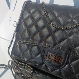 Γυναικεία καπιτονέ τσάντα ώμου και χιαστί σε μαύρο χρώμα με μαύρα μεταλλικά στοιχεία.