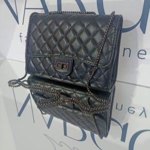 Γυναικεία καπιτονέ τσάντα ώμου και χιαστί σε μαύρο χρώμα με μαύρα μεταλλικά στοιχεία.