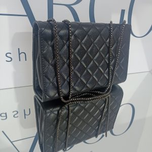 Γυναικεία καπιτονέ τσάντα ώμου και χιαστί σε μαύρο χρώμα με μαύρα μεταλλικά στοιχεία.