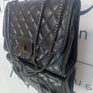 Γυναικεία καπιτονέ τσάντα ώμου και χιαστί σε μαύρο χρώμα με μαύρα μεταλλικά στοιχεία.