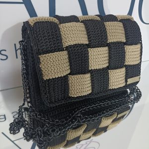 Χειροποίητη πλεκτή τσάντα ώμου και χιαστί σε μαύρο με μπεζ και μαύρα μεταλλικά στοιχεία.