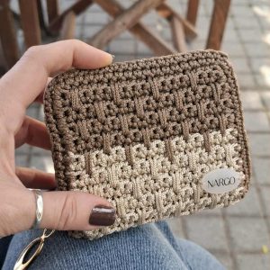 Πλεκτό μπεζ πορτοφολάκι με φερμουάρ