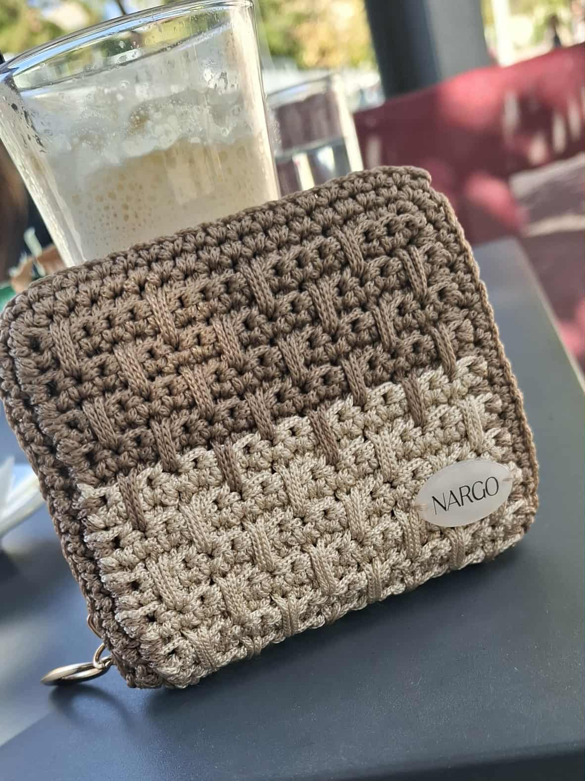 Πλεκτό μπεζ πορτοφολάκι με φερμουάρ - Image 2