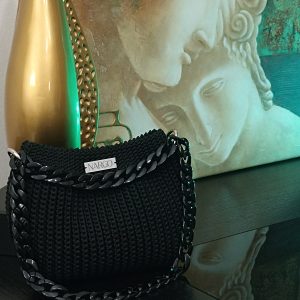 Alternative view of Πλεκτή μαύρη τσάντα ώμου με κοκκάλινη αλυσίδα