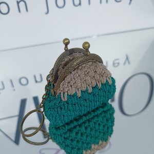 Χειροποίητο μπρελόκ πλεκτό vintage πορτοφολάκι σε σμαραγδί και μπεζ!