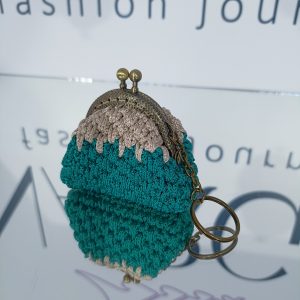 Χειροποίητο μπρελόκ πλεκτό vintage πορτοφολάκι σε σμαραγδί και μπεζ!