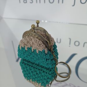 Χειροποίητο μπρελόκ πλεκτό vintage πορτοφολάκι σε σμαραγδί και μπεζ!