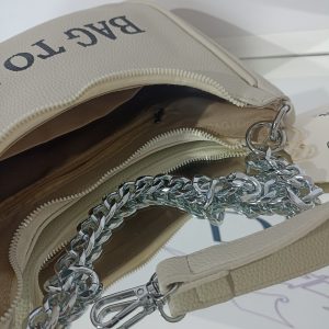 Γυναικεία τσάντα ώμου / χιαστί – BAG TO BAG – σε μπεζ απόχρωση με ασημί μεταλλικά στοιχεία.
