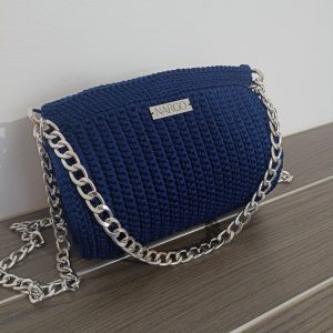 Χειροποίητη πλεκτή τσάντα βαρελάκι ώμου / χιαστί σε μπλε navy απόχρωση.