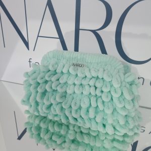 Χειροποίητη puffy τσάντα χειρός (puffy bag), τύπου clutch σε πράσινο μέντας.