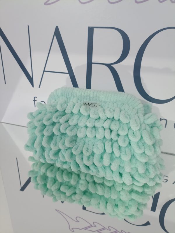 Χειροποίητη puffy τσάντα χειρός (puffy bag), τύπου clutch σε πράσινο μέντας.