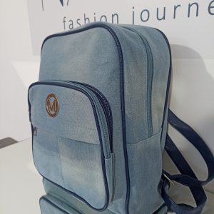 Γυναικείο τζιν σακίδιο πλάτης σε μπλε απόχρωση.