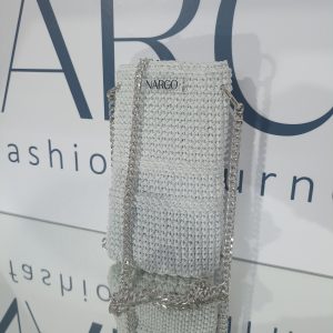 Χειροποίητο πλεκτό τσαντάκι - θήκη κινητού από λευκό νήμα με ασημί μεταλλόνημα για έξτρα λάμψη!