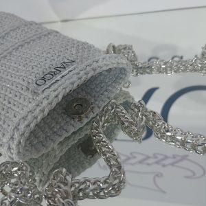 Alternative view of Πλεκτό τσαντάκι κινητού σε λευκό-ασημί