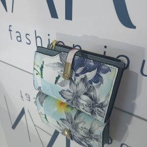 Γυναικείο πορτοφόλι floral με μεγάλα γαλάζια και γκρι λουλούδια σε λευκό φόντο.