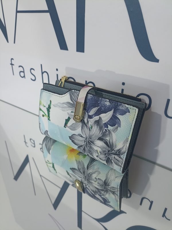 Γυναικείο πορτοφόλι floral με μεγάλα γαλάζια και γκρι λουλούδια σε λευκό φόντο.