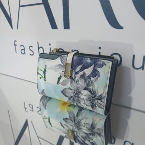 Γυναικείο πορτοφόλι floral με μεγάλα γαλάζια και γκρι λουλούδια σε λευκό φόντο.