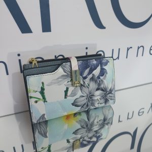 Γυναικείο πορτοφόλι floral με μεγάλα γαλάζια και γκρι λουλούδια σε λευκό φόντο.