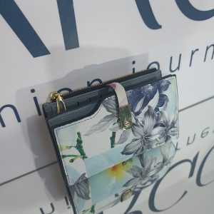 Γυναικείο πορτοφόλι floral με μεγάλα γαλάζια και γκρι λουλούδια σε λευκό φόντο.