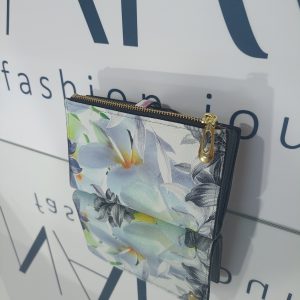 Γυναικείο πορτοφόλι floral με μεγάλα γαλάζια και γκρι λουλούδια σε λευκό φόντο.