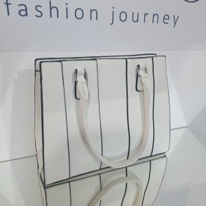 Γυναικεία μεγάλη τσάντα tote ώμου / χειρός σε λευκό με μαύρες λεπτομέρειες.