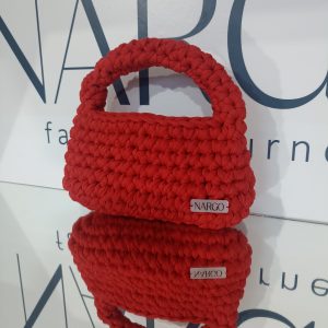 Χειροποίητη πλεκτή κόκκινη τσάντα χειρός.