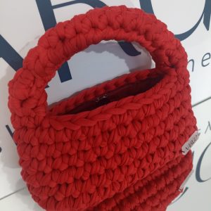 Χειροποίητη πλεκτή κόκκινη τσάντα χειρός.